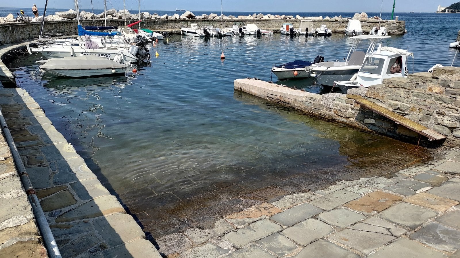 Ceny potravin a ukázky okolí. Promenáda Viale Miramare, Trieste, Itálie. (19. 6. 2023)