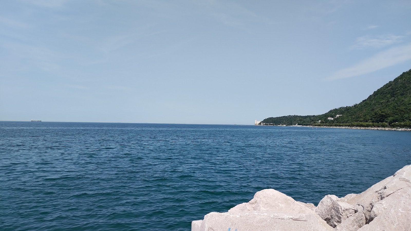 Ceny potravin a ukázky okolí. Promenáda Viale Miramare, Trieste, Itálie. (19. 6. 2023)