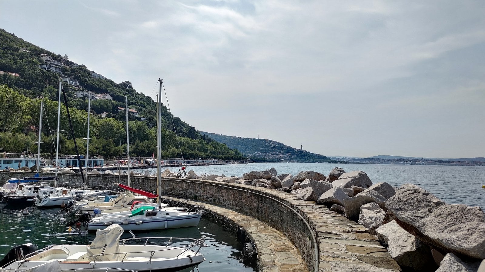 Ceny potravin a ukázky okolí. Promenáda Viale Miramare, Trieste, Itálie. (19. 6. 2023)