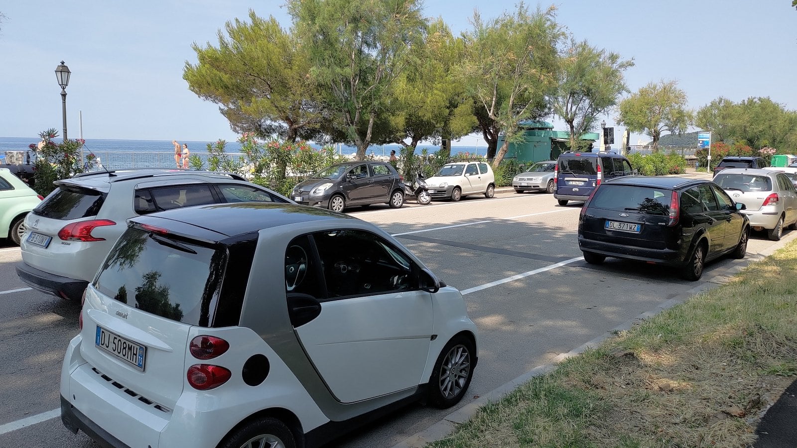 Ceny potravin a ukázky okolí. Promenáda Viale Miramare, Trieste, Itálie. (19. 6. 2023)