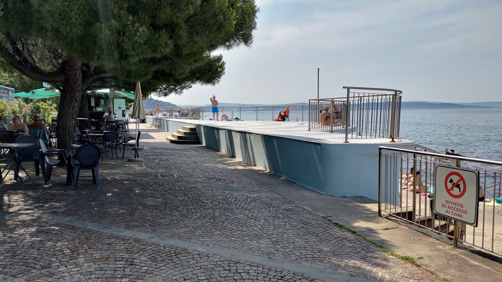 Ceny potravin a ukázky okolí. Promenáda Viale Miramare, Trieste, Itálie. (19. 6. 2023)