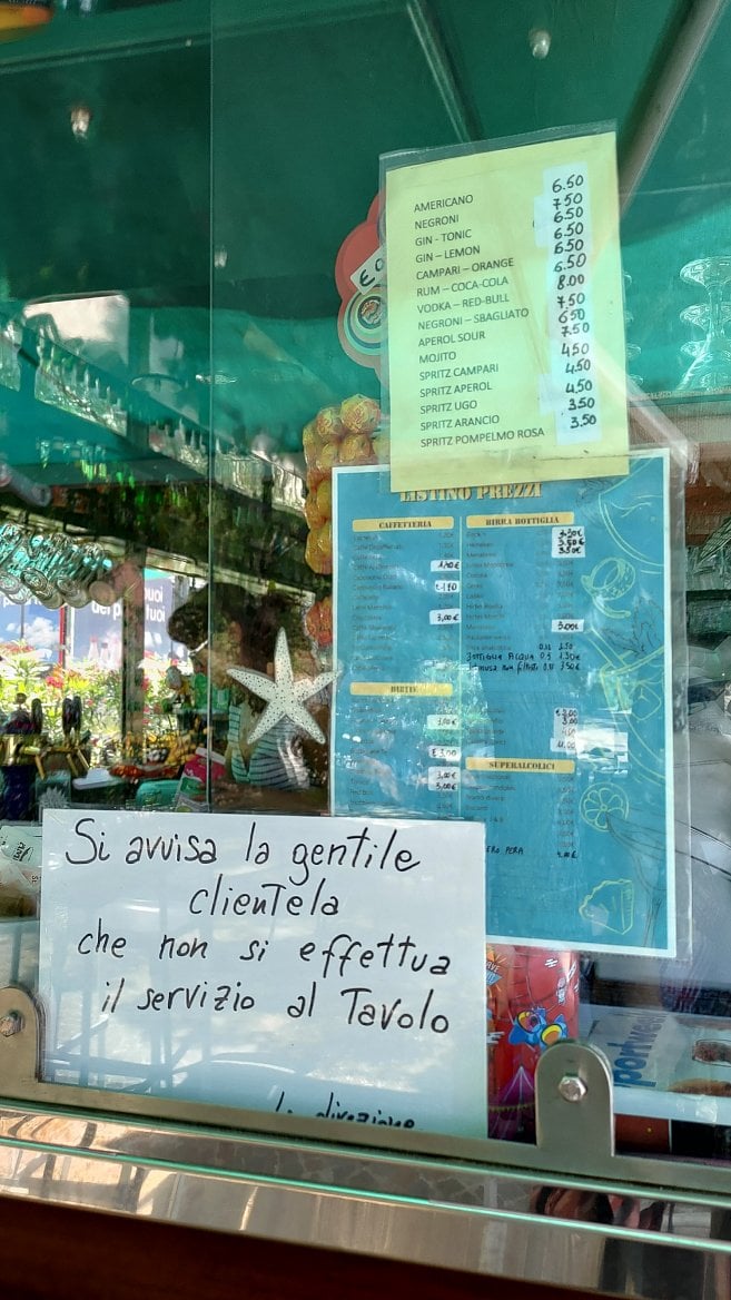 Ceny potravin a ukázky okolí. Promenáda Viale Miramare, Trieste, Itálie. (19. 6. 2023)