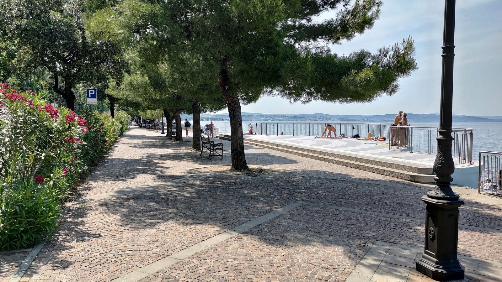 Ceny potravin a ukázky okolí. Promenáda Viale Miramare, Trieste, Itálie. (19. 6. 2023)