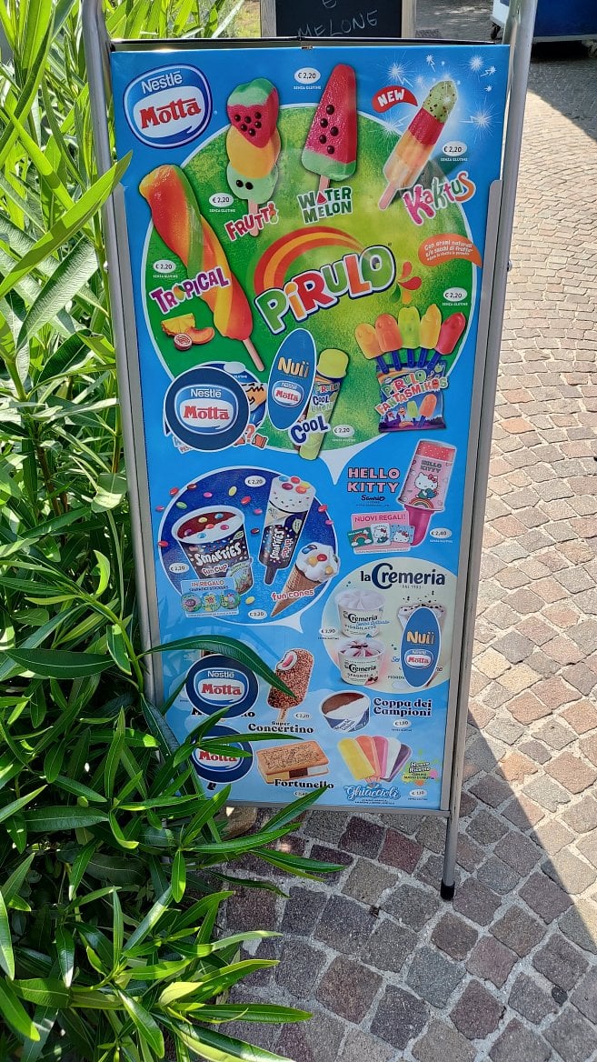 Ceny potravin a ukázky okolí. Promenáda Viale Miramare, Trieste, Itálie. (19. 6. 2023)