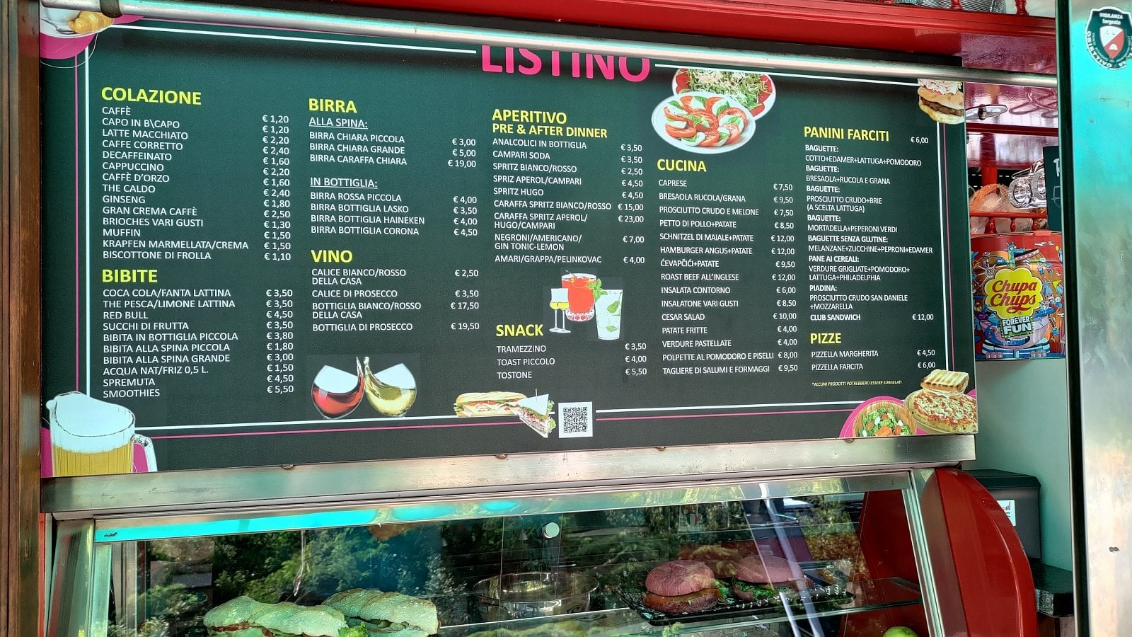 Ceny potravin a ukázky okolí. Promenáda Viale Miramare, Trieste, Itálie. (19. 6. 2023)