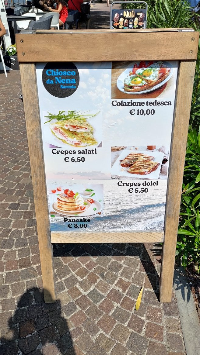 Ceny potravin a ukázky okolí. Promenáda Viale Miramare, Trieste, Itálie. (19. 6. 2023)