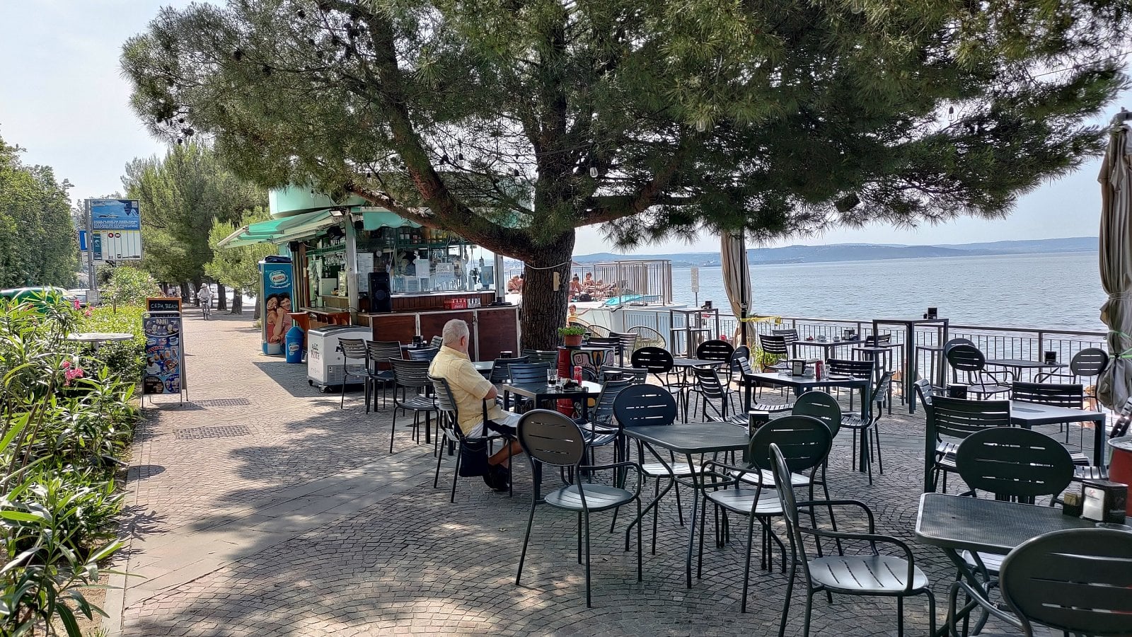 Ceny potravin a ukázky okolí. Promenáda Viale Miramare, Trieste, Itálie. (19. 6. 2023)