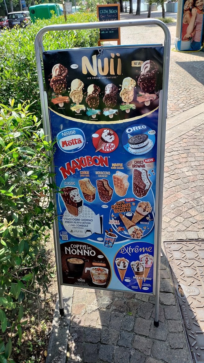 Ceny potravin a ukázky okolí. Promenáda Viale Miramare, Trieste, Itálie. (19. 6. 2023)