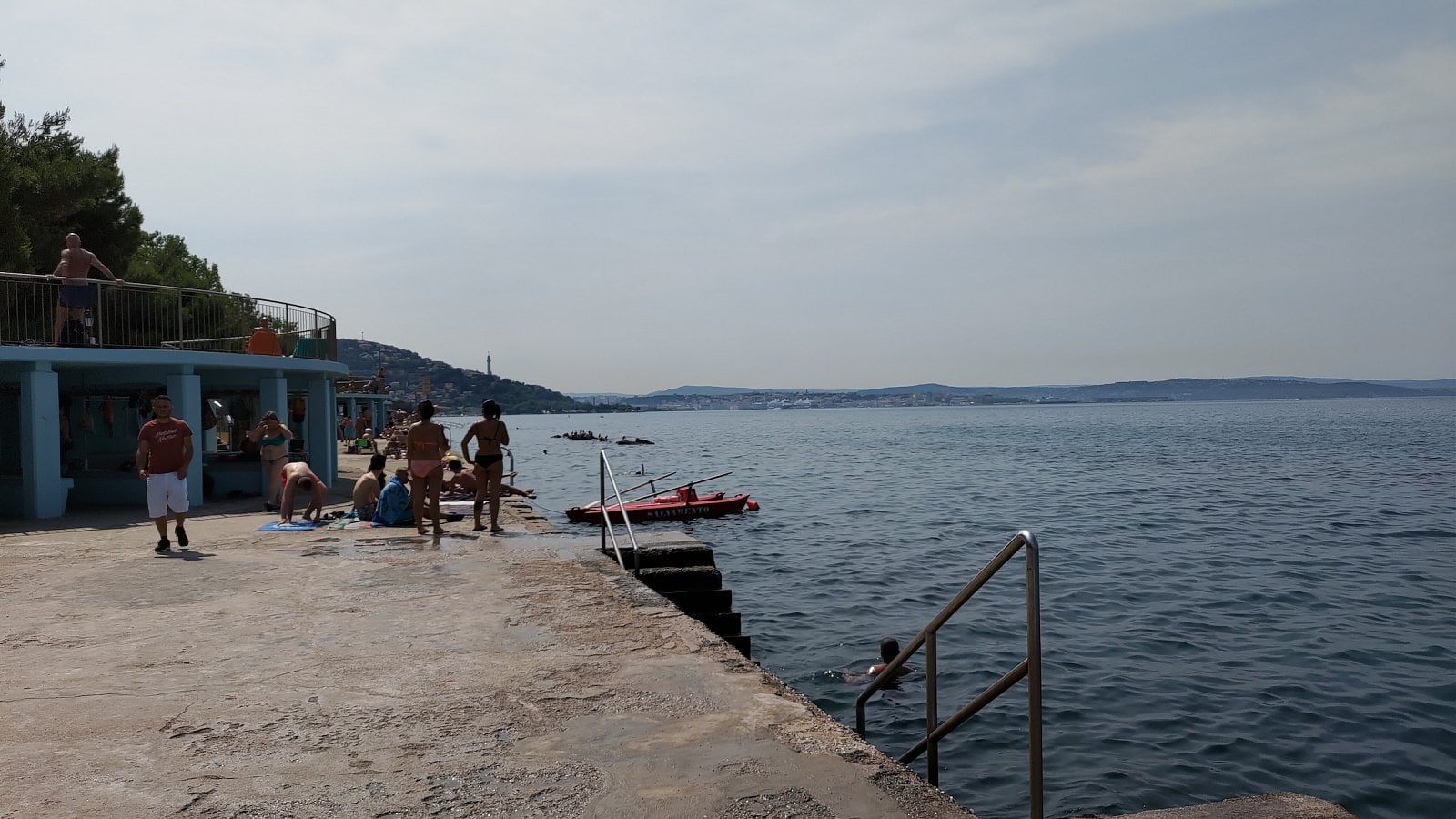 Ceny potravin a ukázky okolí. Promenáda Viale Miramare, Trieste, Itálie. (19. 6. 2023)