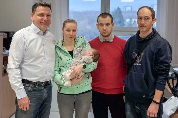 Rodina transplantované dívky a lékaři Jiří Froněk