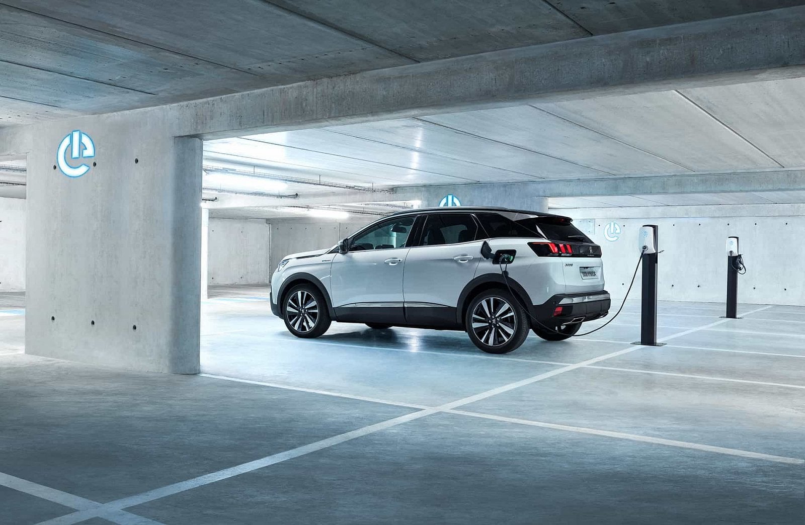 2019-08-Peugeot-3008-Hybrid4_4.jpg