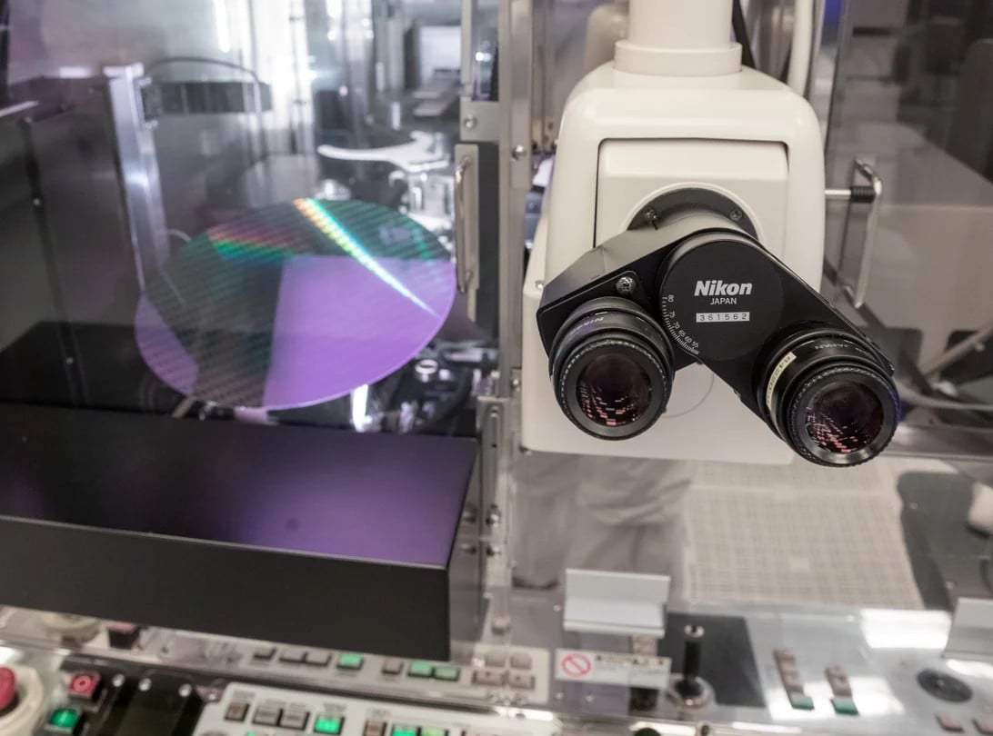 Stanice umožňující optickou inspekci waferu