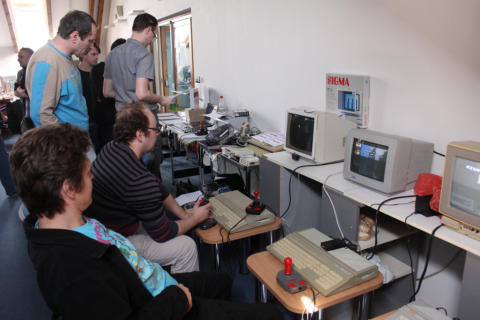 Za pařanským koutkem je vidět bazárek, kde se po nabízených strojích jen zaprášilo.