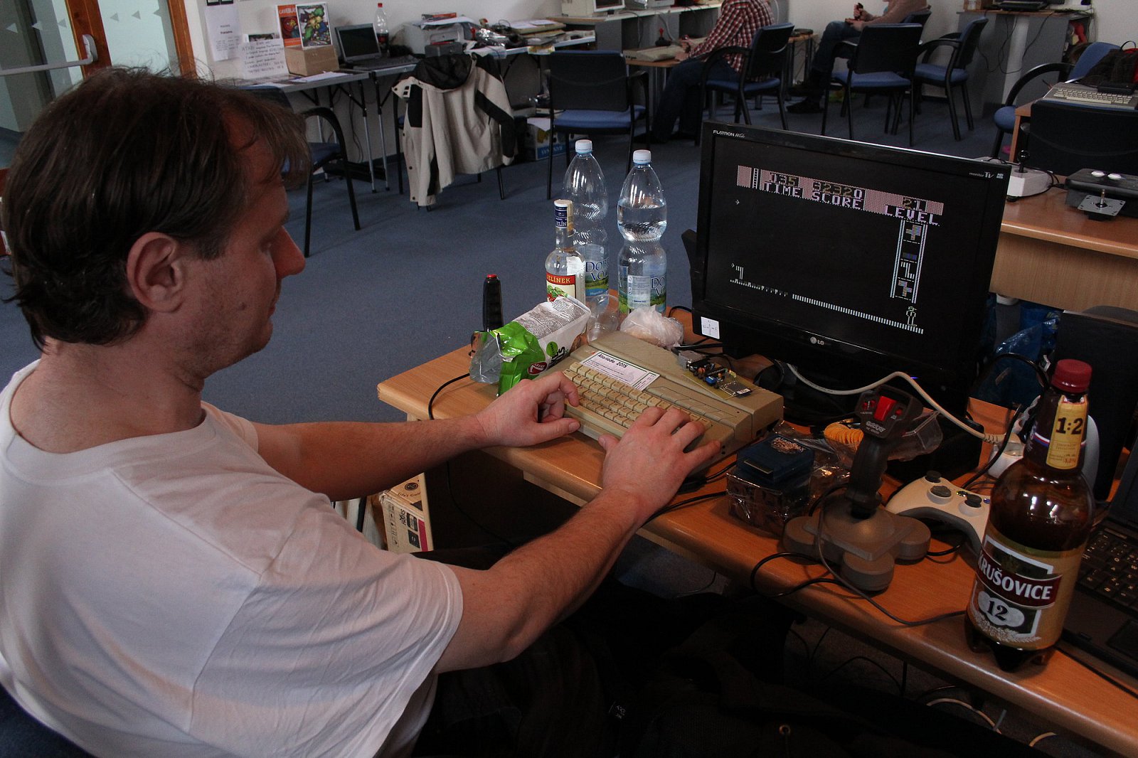 Atari 130XE s hrou Highrise.