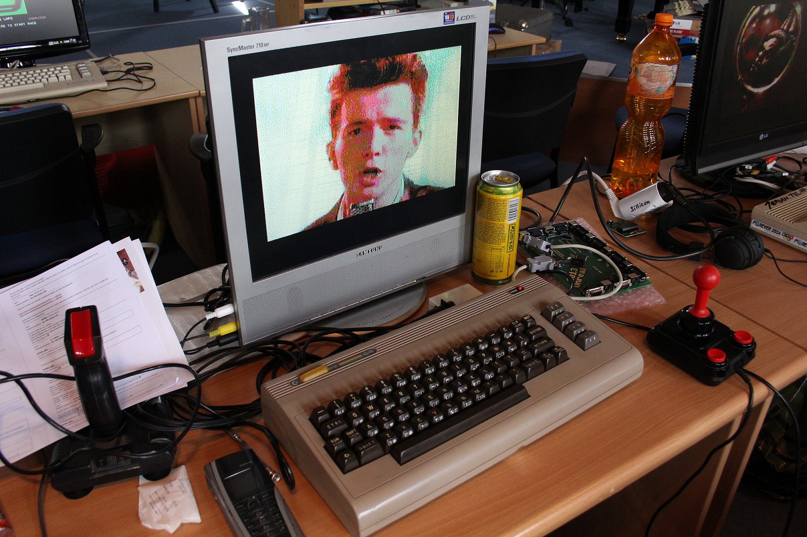 Další „konkurent“ na Atari akci - Commodore 64 s ukázkou streamování videa.