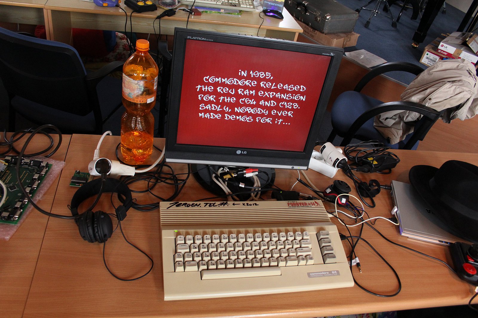 Další Commodore 64c, tentokrát s vlastnoručním podpisem <a href="http://en.wikipedia.org/wiki/Jeroen_Tel">Jeroena Tela</a>.