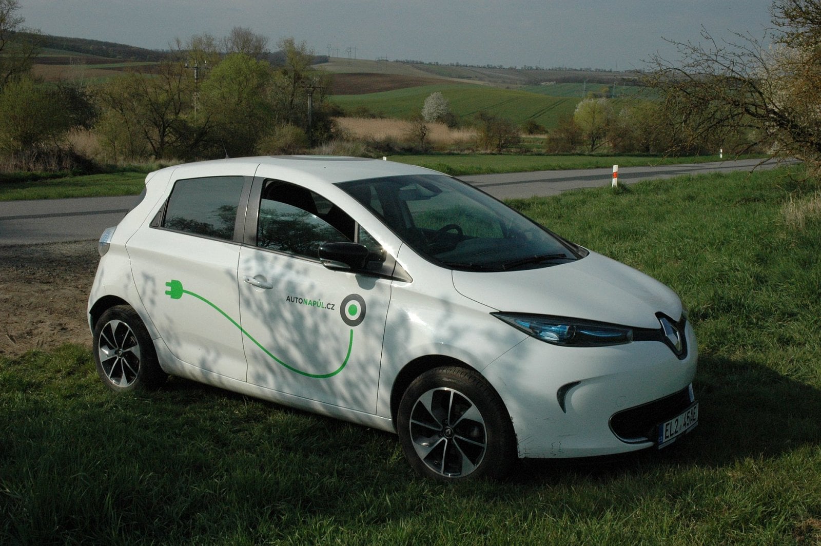 Autonapůl má v nabídce i několik elektromobilů, například tento Renault Zoe.
