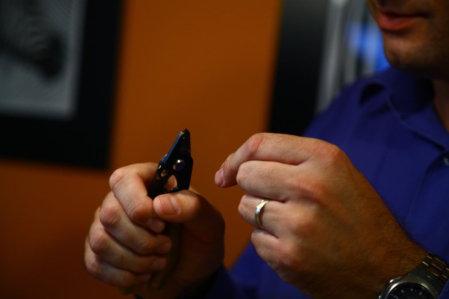 Z vlákna je potřeba odebrat všechny ochrany. Vlákno je pak potřeba důkladně očistit.