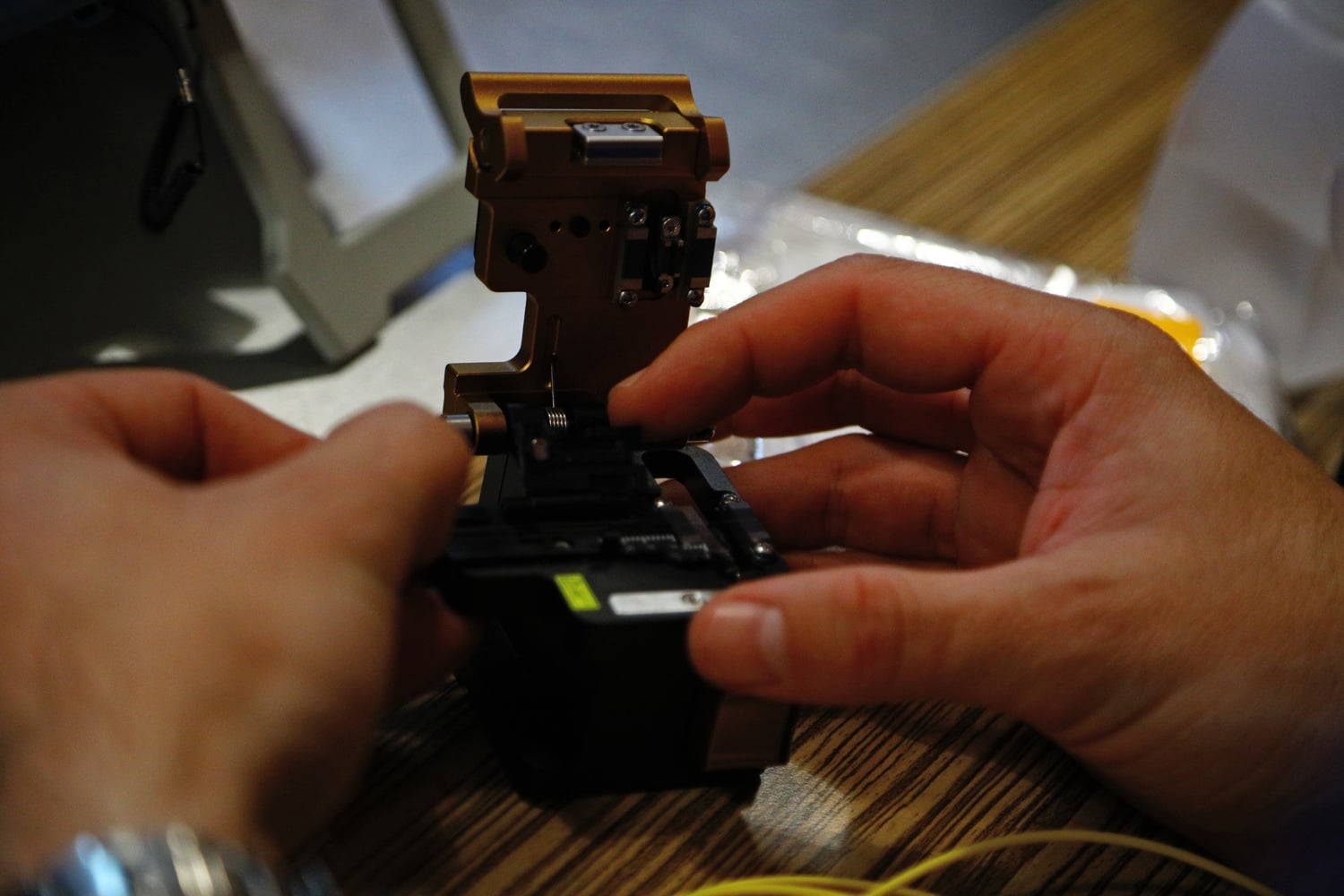 Vlákno je před svařováním vložit do „lámačky“, která ukončení vlákna zarovná.