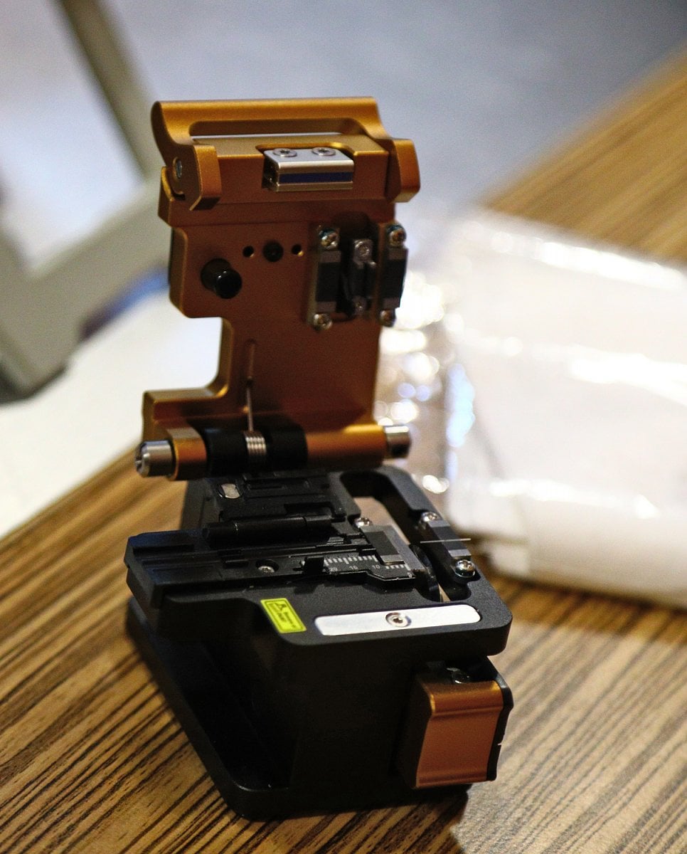 Bez zalomení je vlákno roztřepené. Tohle je vlastně sklenářský nůž, který zajistí ostré hrany.