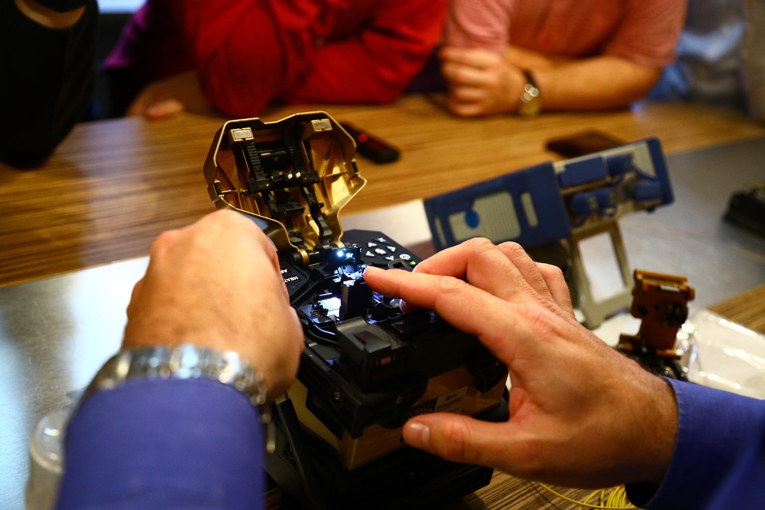 Cena samotné svářečky se pohybuje okolo sta tisíc korun bez daně, ale záleží na technologii sváření.