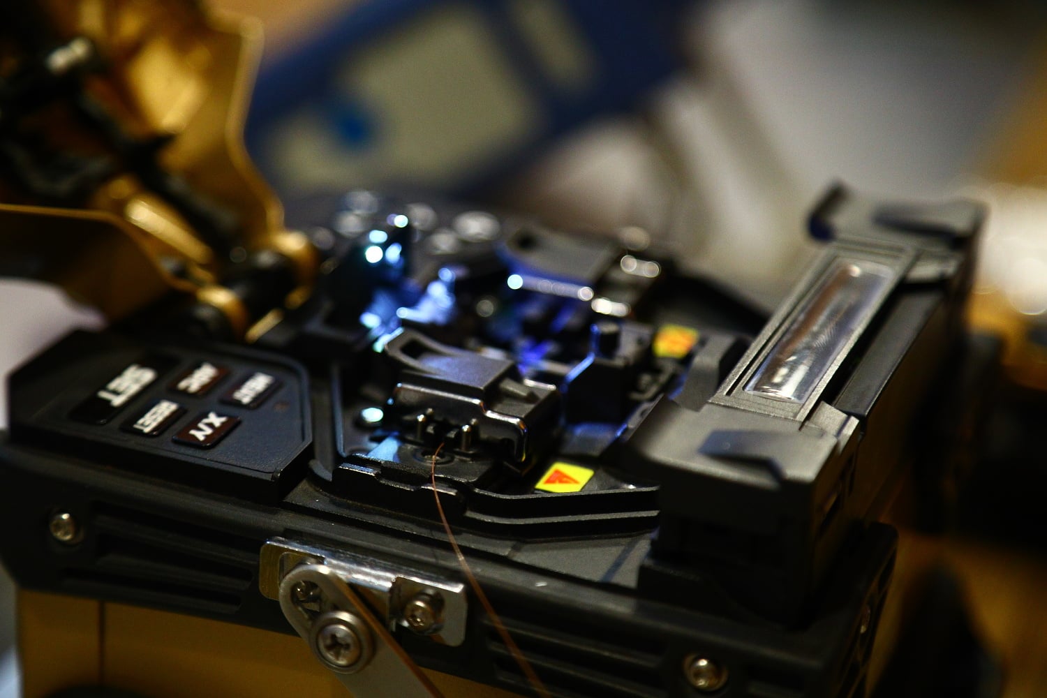 Poté je potřeba svářečku otevřít a vložit obě vlákna.