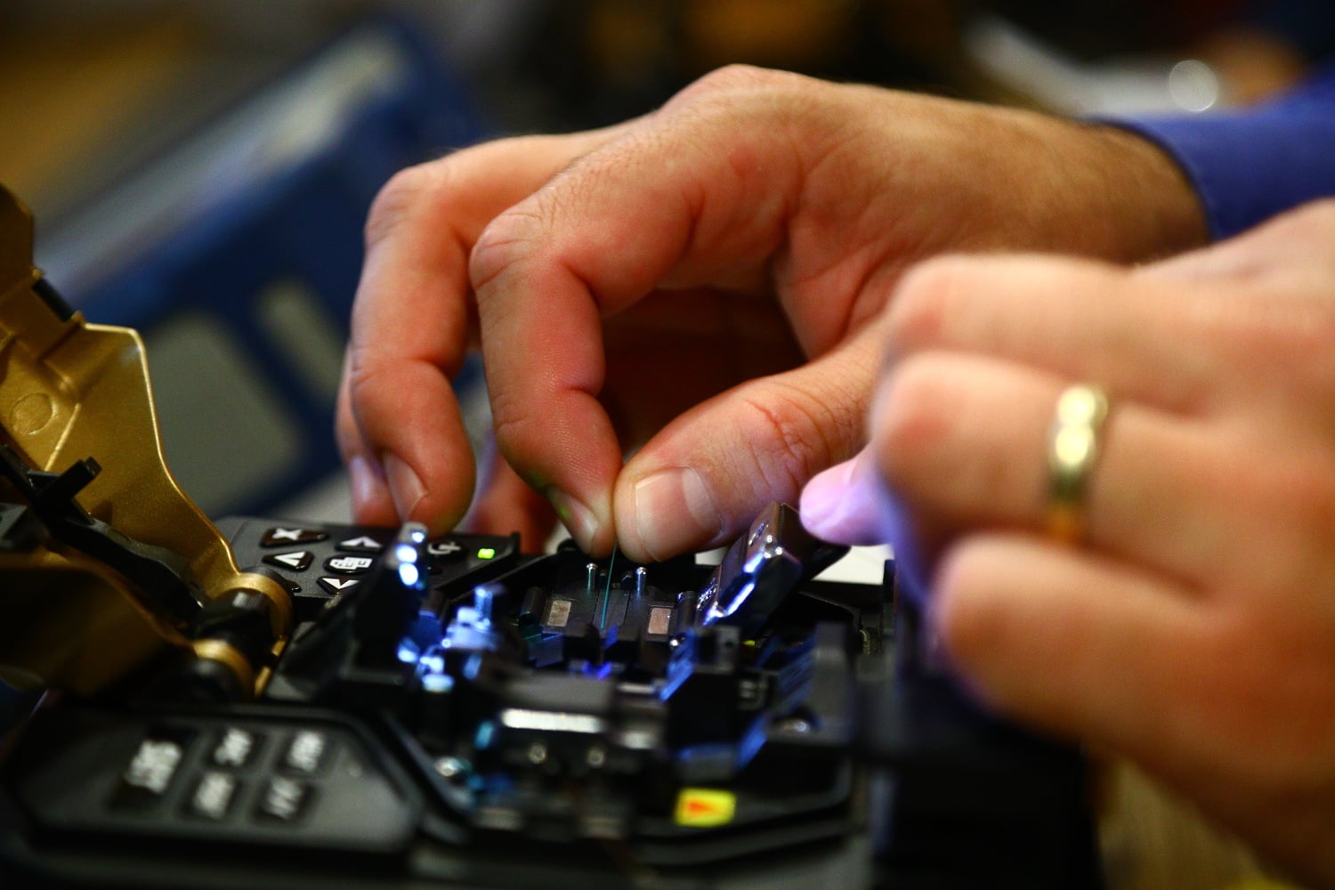 Před svářením je dobré na vlákno navléknout ochranu na svár, který bude po vaření velmi křehký.