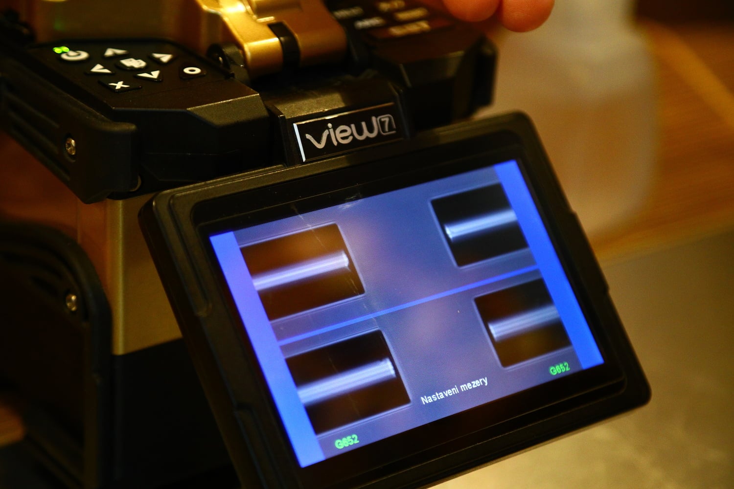 Svářečka sama najde vlákna, srovná si je proti sobě a svaří.