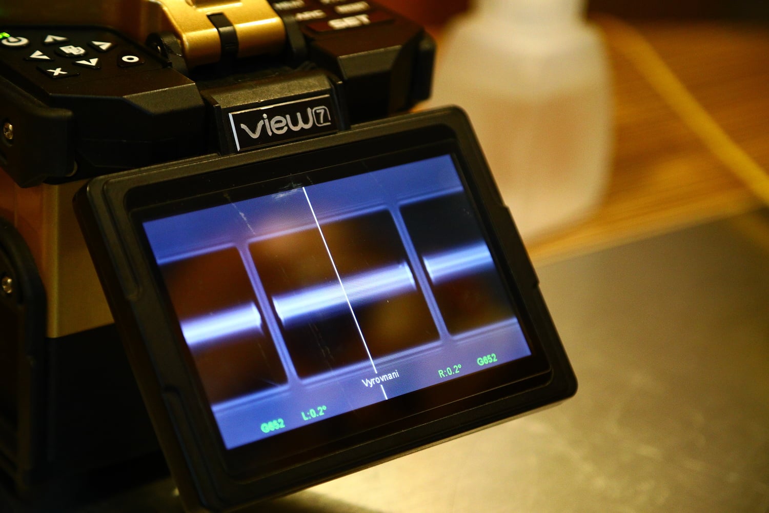 Chytřejší svářečky umí najít i samotné jádro vlákna bez ohledu na uložení v ochranách. Šest motorků pak pozici srovná.