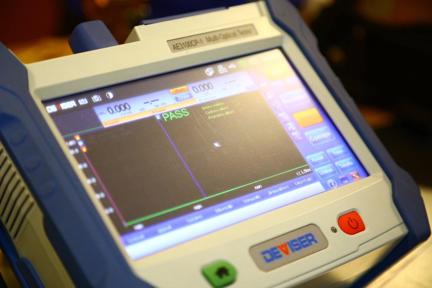 Reflektometr slouží k detailnímu měření vlastností vlákna.