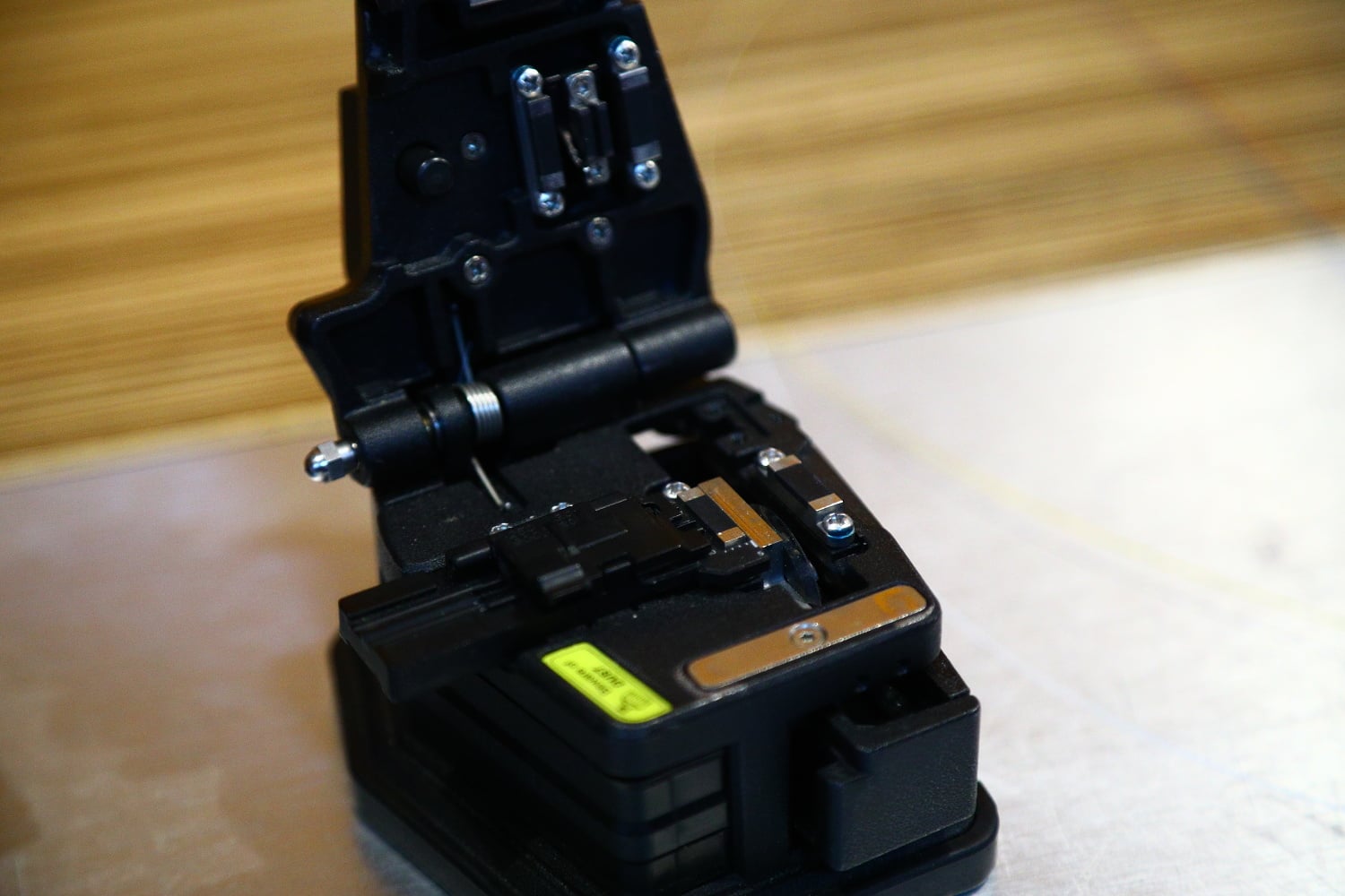 Řezačka pro ostrý ořez přerušeného vlákna.