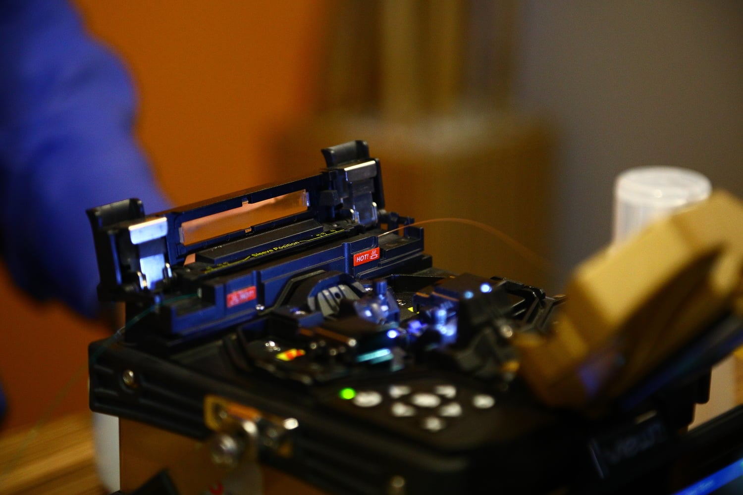 Zajímavé je, že svářečka umí na povel vyrobit i chybu. Předem navolený útlum se v praxi může využít při pasivně dělených sítích, aby různá vlákna měla stejné optické vlastnosti.