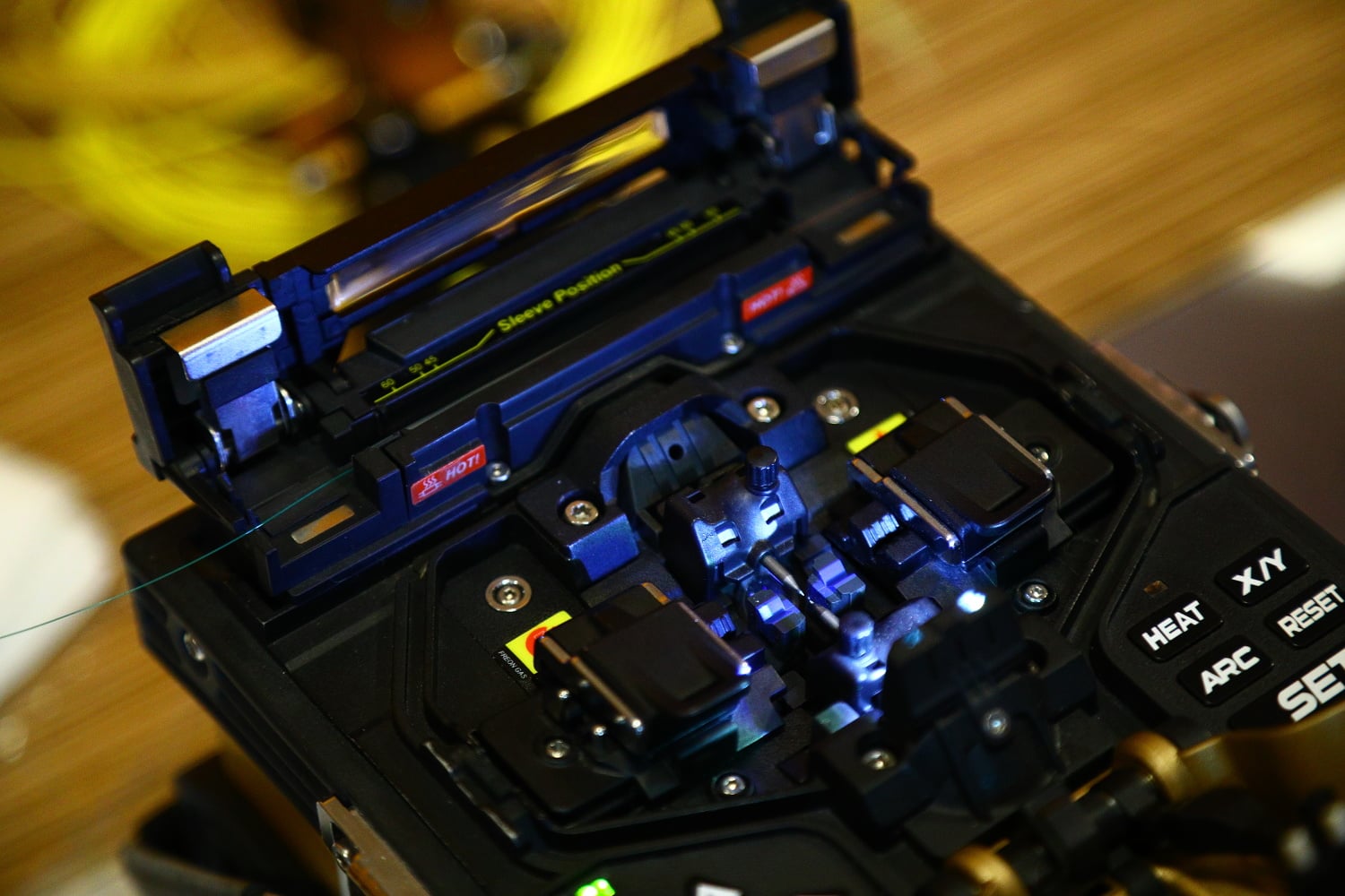 Pohled do útrob svářečky. Sem se vkládá vlákno.