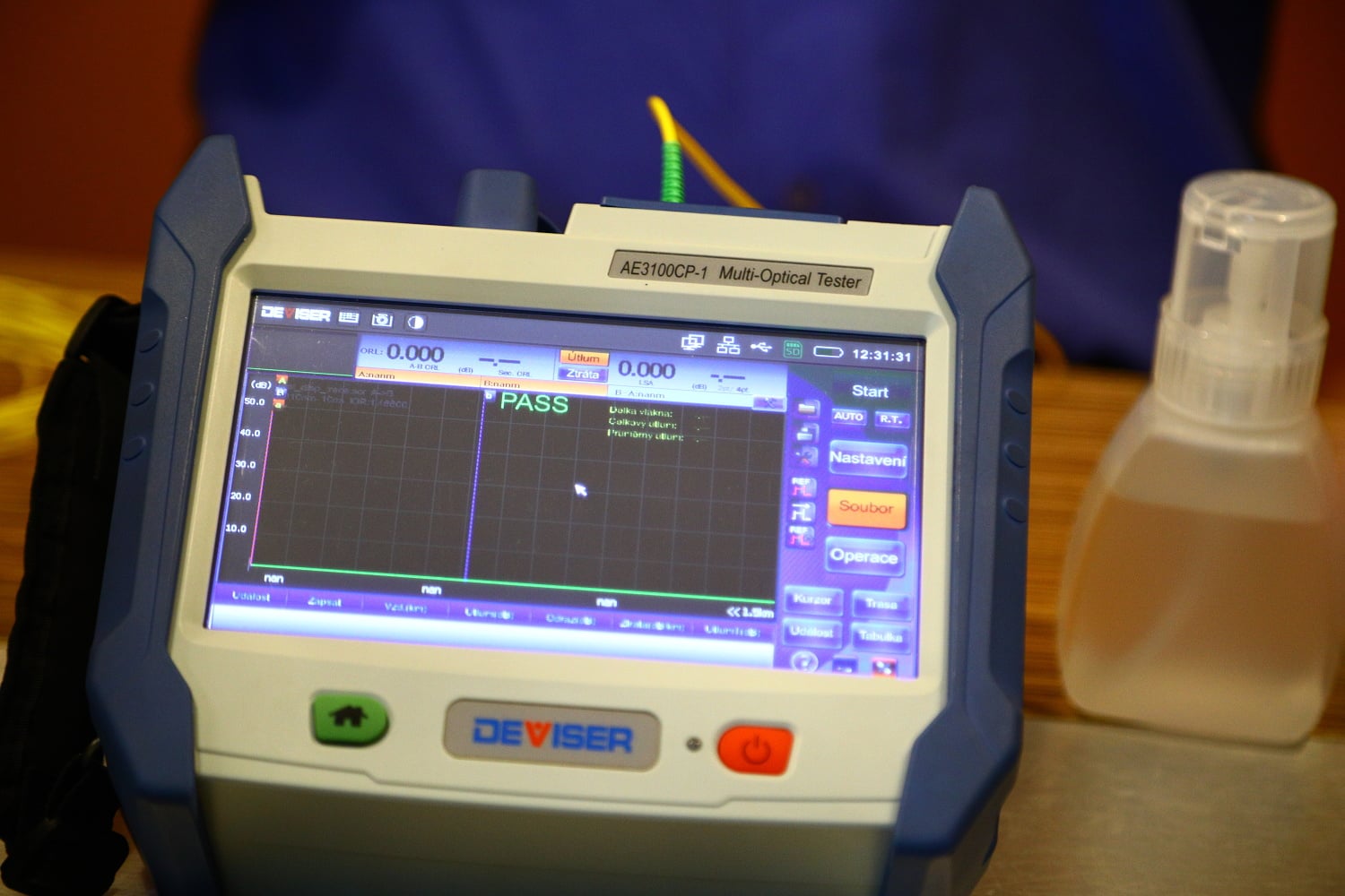 Reflektometr blikne do vlákna a pak se podívá, co se mu vrátilo.