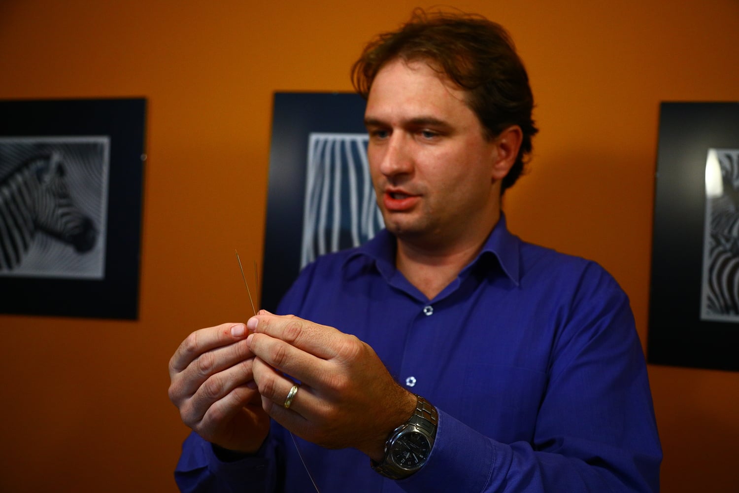 „Nejhůř se vlákno hledá, když ho máte zapíchnuté v ruce, je opravdu malé.“