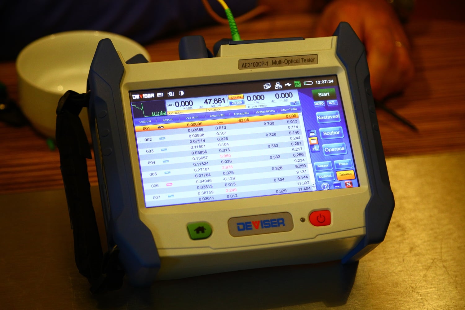 Samotný svár je v tabulce viditelný, ale jeho útlum je v normě. Rozumný svár má útlum do čtvrt decibelu.