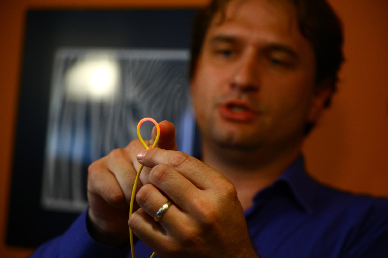 Optické vlákno nesnese příliš ohyb, pak začne unikat velká část světla. Při ještě větším ohybu vlákno praskne.