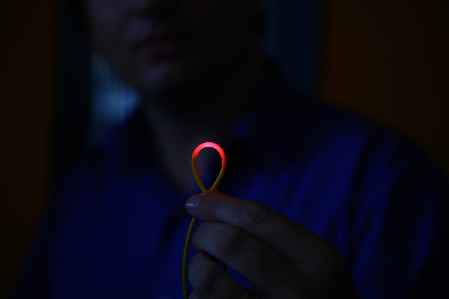 Vlákno opravdu svítí, světlo při ohybu uniká.