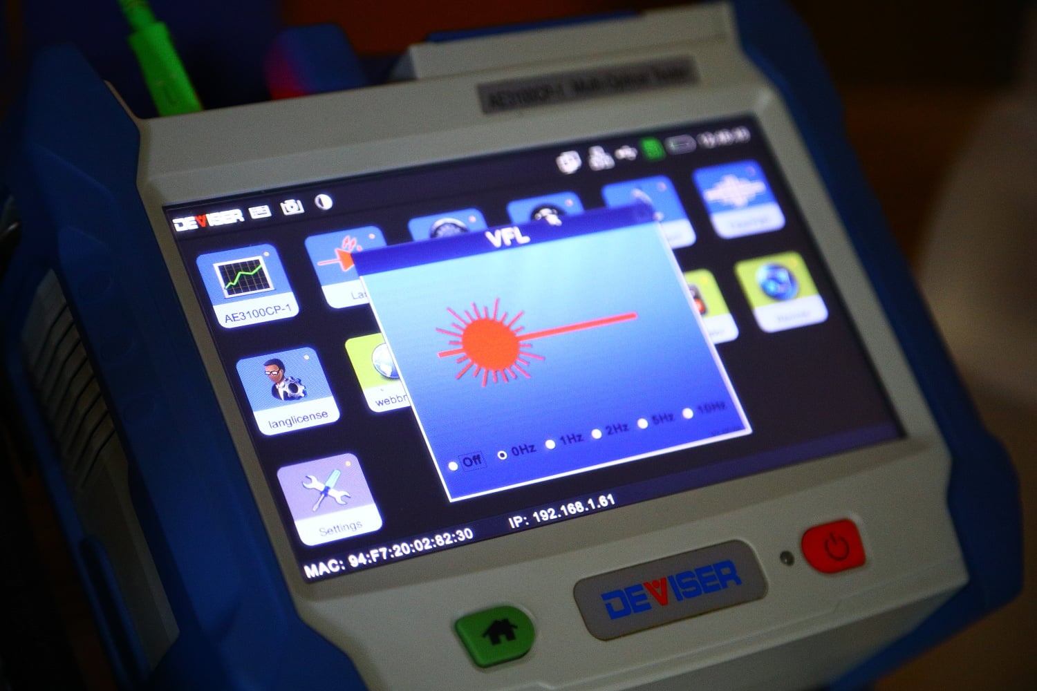 Reflektometr má i režim optické kontroly, kdy svítí viditelným světlem. Někdy je potřeba se podívat pouhým okem, kde se co nepovedlo.