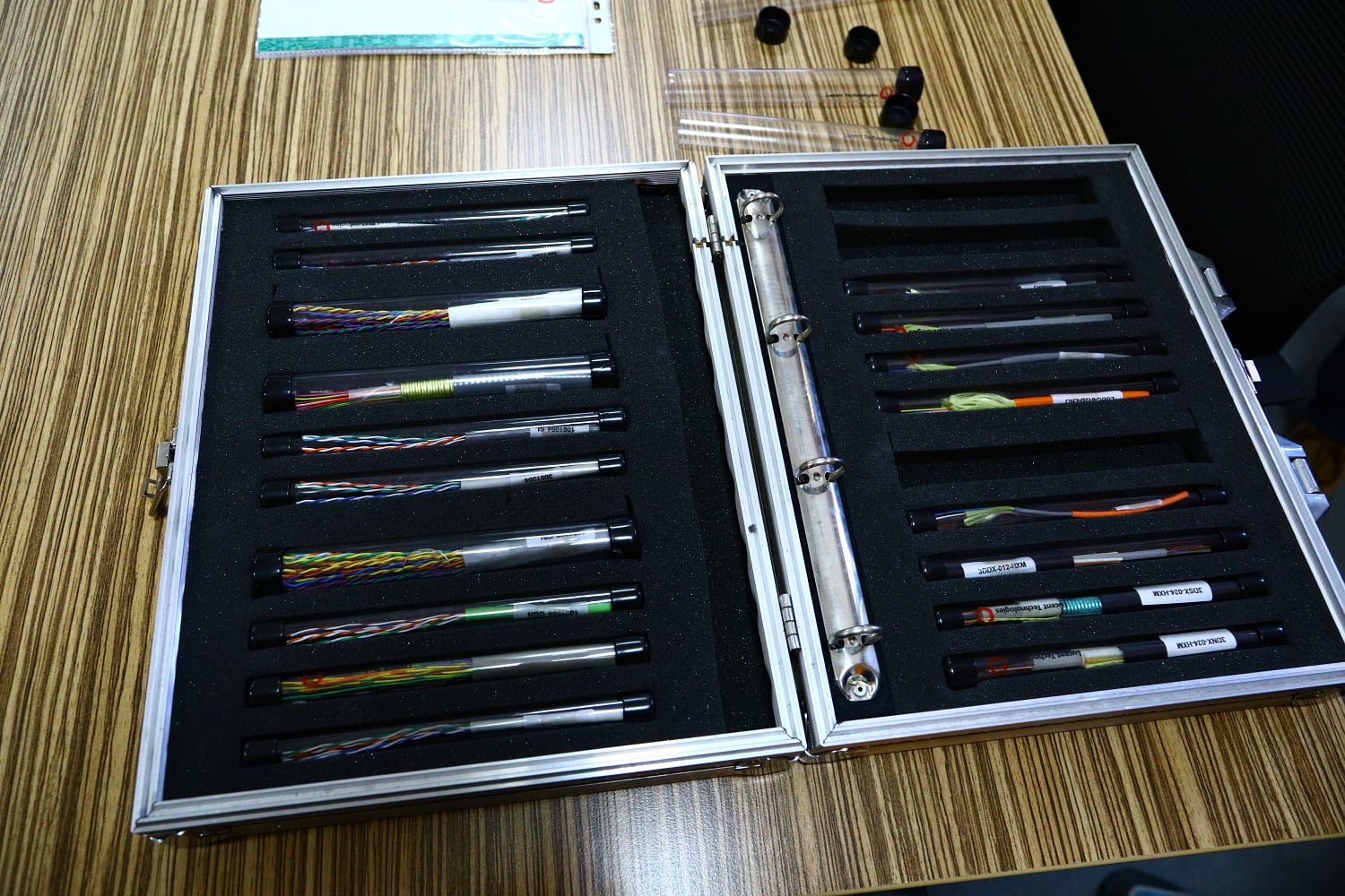 Příklady různých typů optických kabelů v přehledném kufříku.