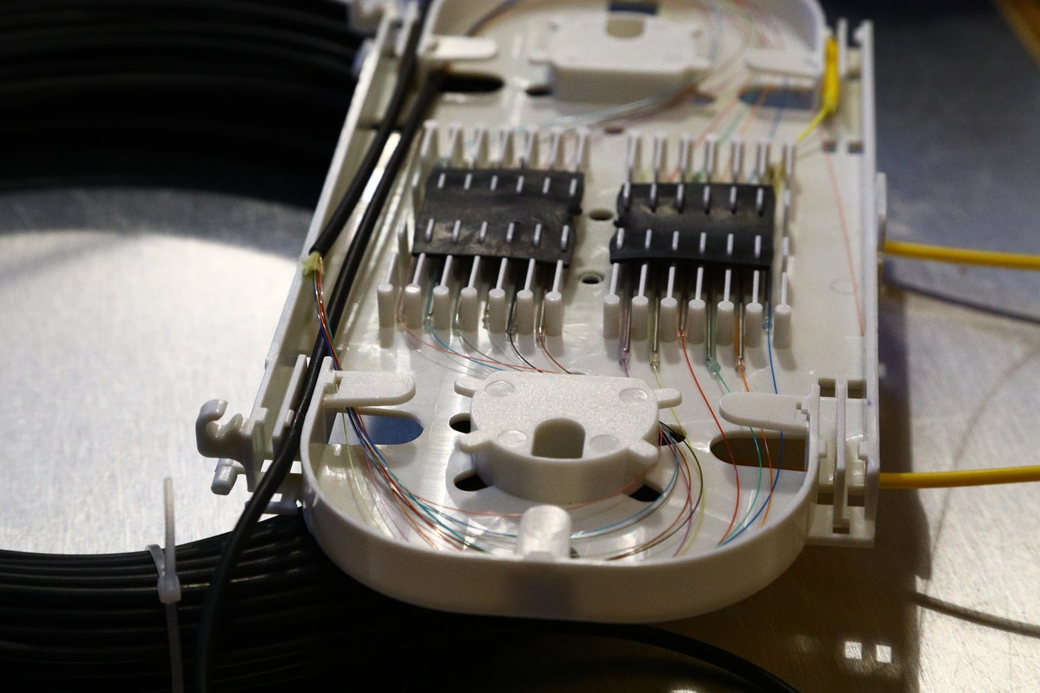 Rozebraný optický kabel s osmi vlákny.