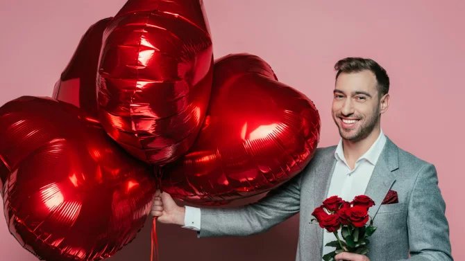 Muž s balónky a květinami na Valentýna