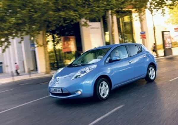 2018-08-auto-roku-2011-vc3adtc49bzem-je-japonskc3bd-nissan-leaf.