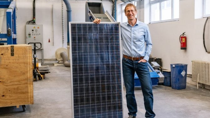 Aby zelená energie byla ještě zelenější. V kralupské DEKONTĚ vyvinuli unikátní linku na recyklaci vysloužilých solárních panelů