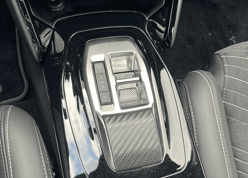 Ovládání jízdních režimů je u Peugeotu e-208 hned po pravé ruce řidiče.