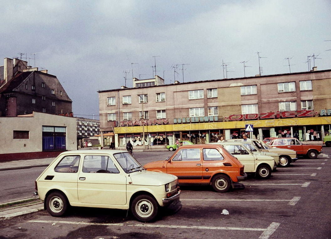 Běžný pohled na polské ulice osmdesátých let: „Maluch“ byl často v přesile…