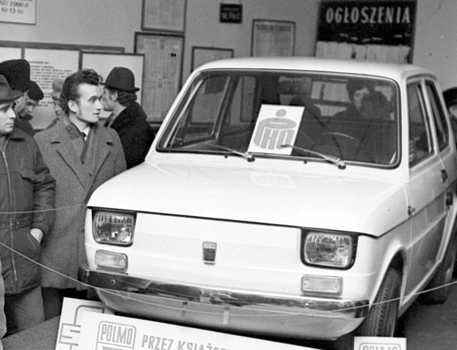 Takhle začínal prodej: vůz je opatřený reklamou banky PKO, která přijímala vinkulace