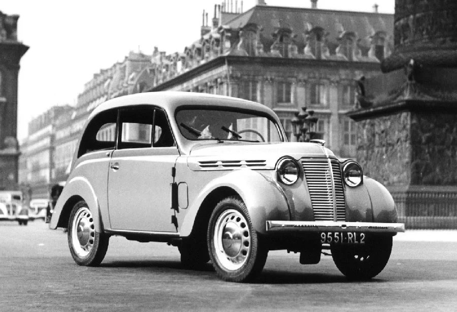 Malý Renault Juvaquatre stál o polovinu více než naše škodovka 1101, ale i přesto se u nás několik exemplářů prodalo