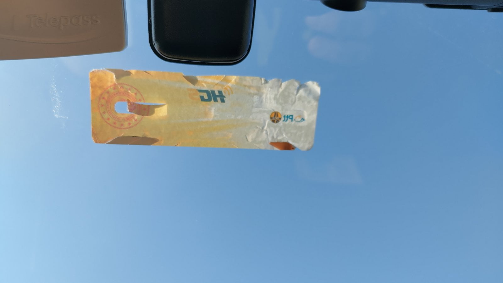 RFID nálepka tureckého dálničního systému HGS (Hızlı Geçiş Sistemi, v překladu systém rychlého průjezdu). Při neopatrné manipulaci zničíte RFID vodič a musíte si koupit novou. Nevyužitý kredit vám propadne. (14. 09. 2025)