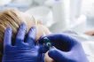 K úlevě od potíží se používá i botulotoxinu. Jeho aplikaci v posledních letech nabízí stále více stomatologických klinik. Ošetření není hrazeno z veřejného pojištění, proto jde plně za klientem. Aplikace do svalů levé i pravé tváře vyjde na několik tisíc korun. Zpravidla 5 až 10 tisíc.